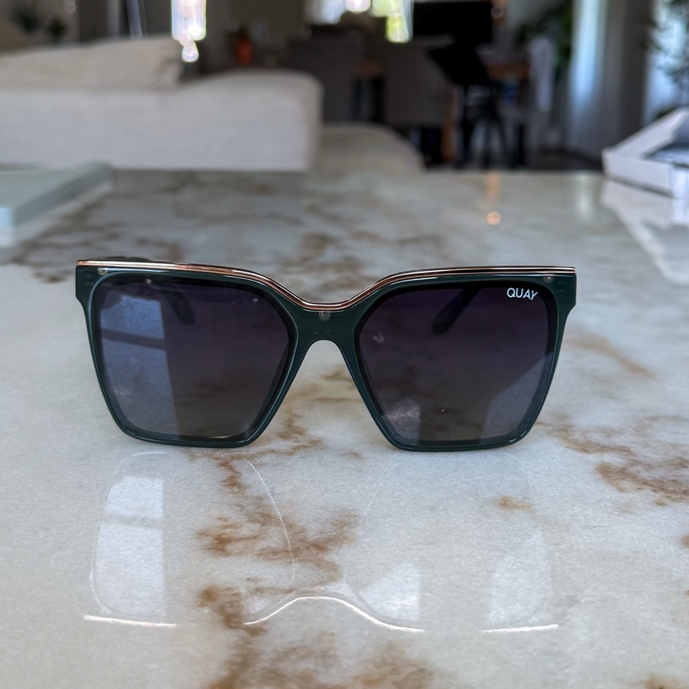 NWT Quay Australia LEVEL UP Sunglasses | Polarized Lens in Grounded Green